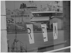 REA.......ou pub reflective / REA store window reflection - Helsingborg / Suède - Sweden.  22 octobre 2008 -  Noir et blanc