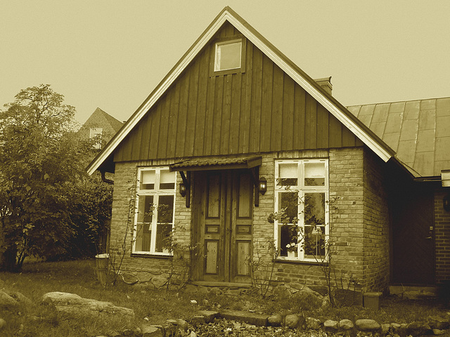 Maison suédoise / Swedish house.  Båstad  /  Suède - Sweden.  Octobre 2008  -  Sepia