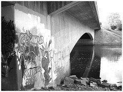 Pont et graffitis " Mario Bros " bridge graffitis  /  Ängelholm - Sweden / Suède - 23 octobre 2008- B & W