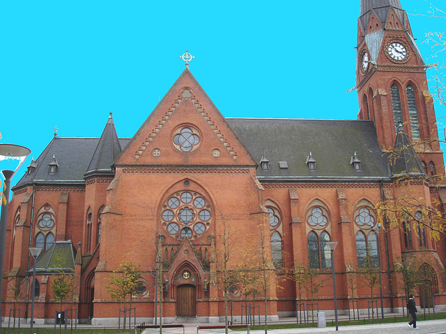 Église de Helsingborg, Suède . 22 octobre 2008-  Photofitré avec ciel bleu