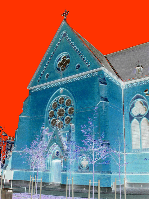 Église de Helsingborg, Suède . 22 octobre 2008-  Effet négatif et ciel rouge