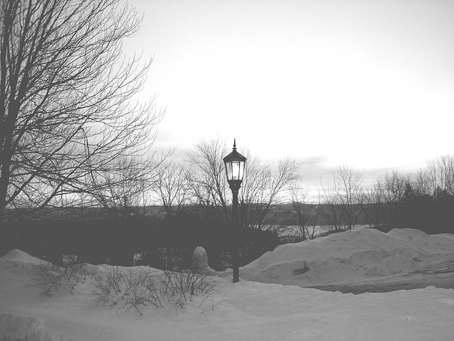 Soleil levant sur l'abbaye de St-Benoit-du-lac - Québec. Canada - 7 février 2009 -  B & W