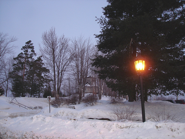 Tour St-Benoit et lampadaire