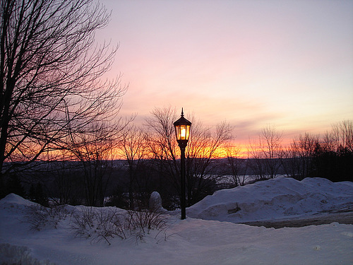 Soleil levant sur l'abbaye de St-Benoit-du-lac - Québec. Canada - 7 février 2009-  Photo originale