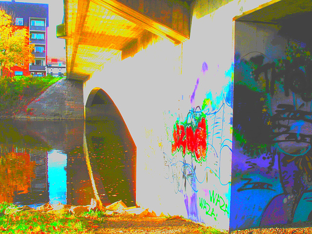 Pont et graffitis " Mario Bros " bridge graffitis  /  Ängelholm - Sweden / Suède - 23 octobre 2008- Effet de négatif + couleurs ravivées