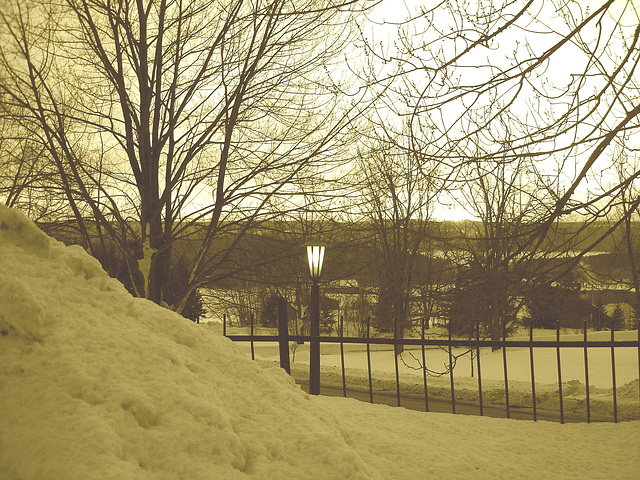 Lever de soleil / Sunrise -  Endroit :  Abbaye de St-Benoit-du-lac au Québec  - 7 février 2009- Sepia