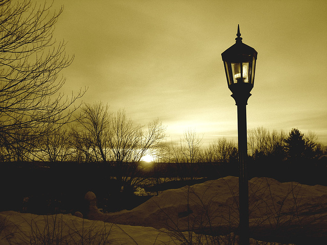 Lever de soleil / Sunrise -  Endroit :  Abbaye de St-Benoit-du-lac au Québec  - 7 février 2009- Sepia avec flash