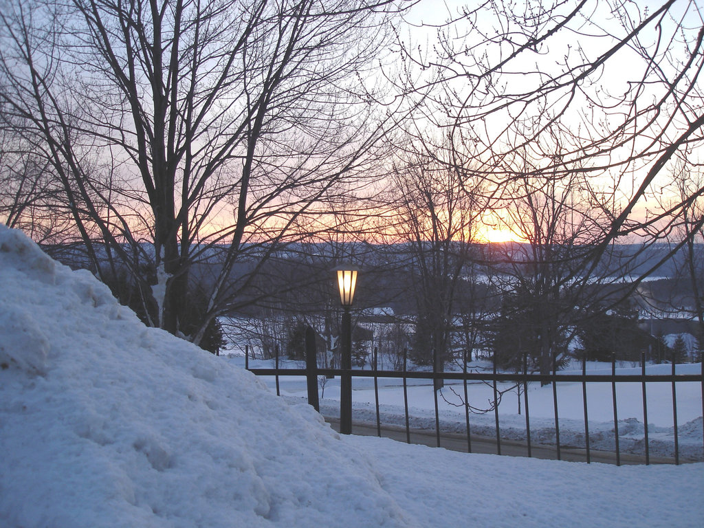 Lever de soleil / Sunrise -  Endroit :  Abbaye de St-Benoit-du-lac au Québec  - 7 février 2009