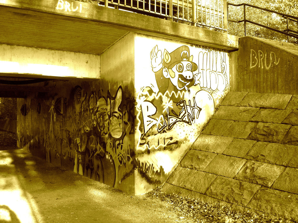 Pont et graffitis " Mario Bros " bridge graffitis  /  Ängelholm - Sweden / Suède - 23 octobre 2008 - Sepia