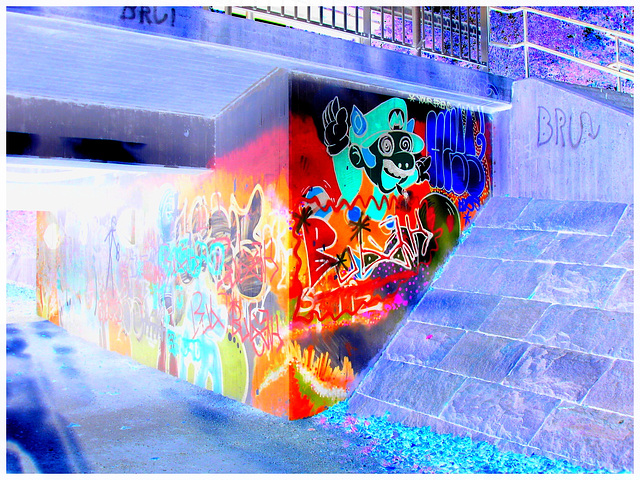 Pont et graffitis " Mario Bros " bridge graffitis  /  Ängelholm - Sweden / Suède - 23 octobre 2008 - Effet de négatif et couleurs ravivées
