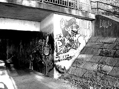 Pont et graffitis " Mario Bros " bridge graffitis  /  Ängelholm - Sweden / Suède - 23 octobre 2008 - B & W