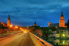 Die Kitzinger Kirchen der Innenstadt bei Nacht