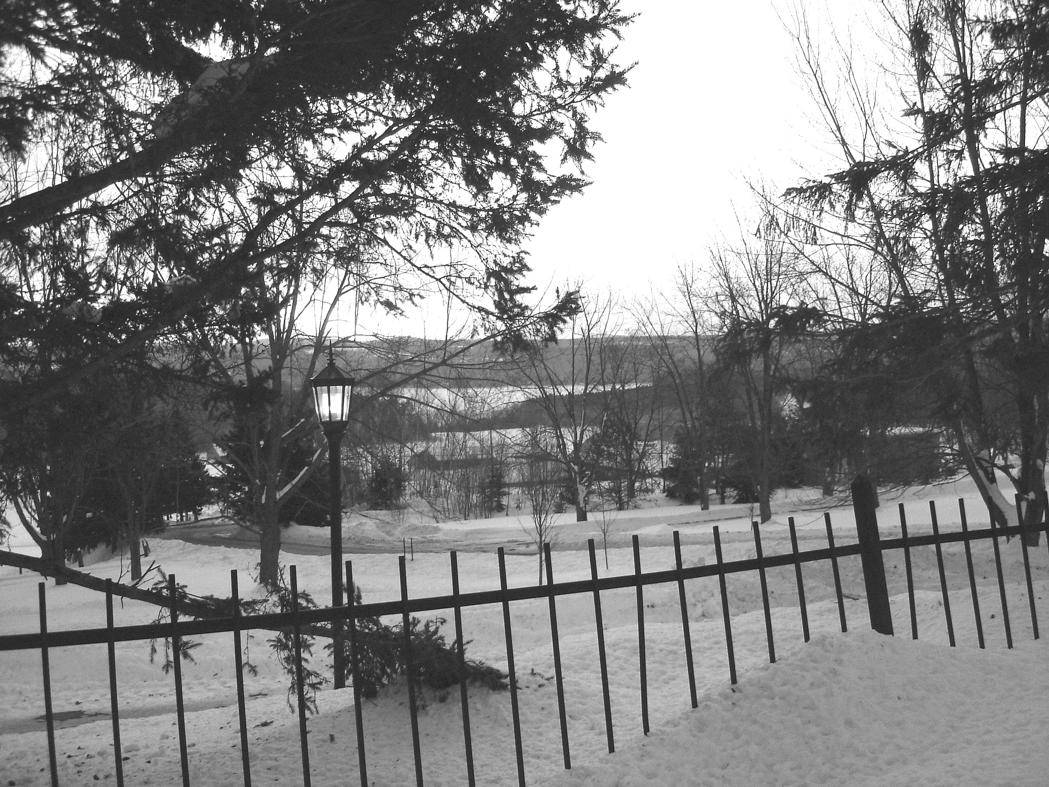 Blanc lever du jour sur l'abbaye de St-Benoit-du-lac /  Québec. CANADA -  7 Février 2009 -  B & W