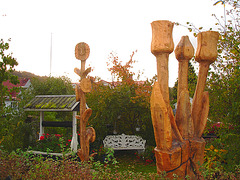 Banc et puits dans le jardin / Bench and well in the garden -Båstad   /  Suède - Sweden . 21-10-2008