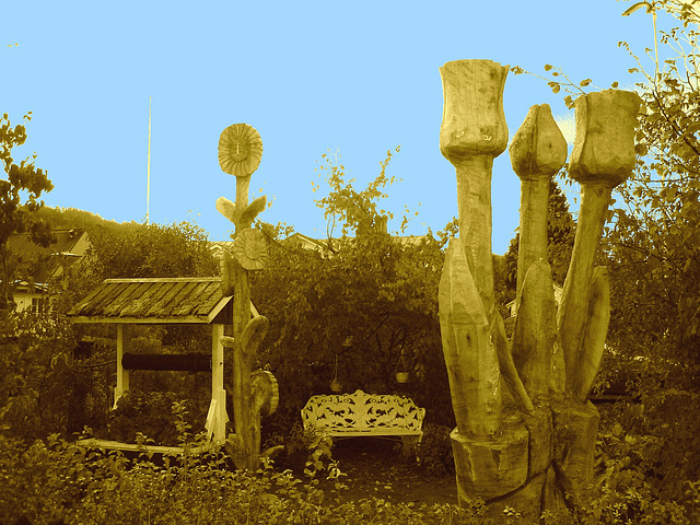 Banc et puits dans le jardin / Bench and well in the garden - Båstad  /  Suède - Sweden . 21-10-2008- Sepia et ciel bleu bidouillé