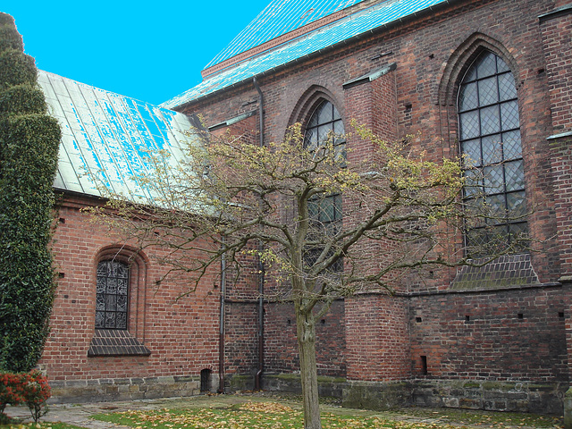 Helsingborg's church / L'église de Helsingborg  -  Suède / Sweden.  22 octobre 2008 -   Ciel bleu photofiltré
