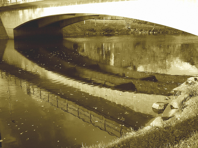 Pont et graffitis " Mario Bros " bridge graffitis  /  Ängelholm - Sweden / Suède - 23 octobre 2008- Sepia