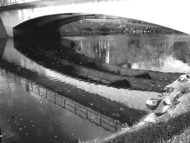 Pont et graffitis " Mario Bros " bridge graffitis  /  Ängelholm - Sweden / Suède - 23 octobre 2008- B & W