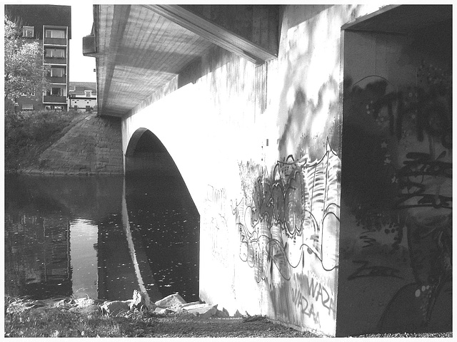 Pont et graffitis " Mario Bros " bridge graffitis  /  Ängelholm - Sweden / Suède - 23 octobre 2008-  B & W