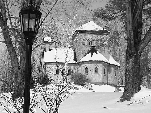 Tour St-Benoit de l'abbaye du même nom -  Région des cantons de l'est au Québec..   Février 2009-  B & W