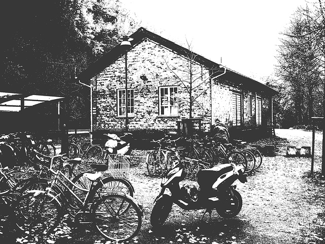 Aire de stationnement pour vélos et scooters /  Train station: Bikes and scooters parking  - Båstad,  Sweden / Suède.  - 20-10-08 -  Bichromisée en N & B.