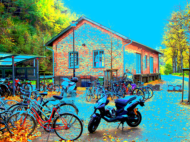 Aire de stationnement pour vélos et scooters /  Train station: Bikes and scooters parking  - Båstad,  Sweden / Suède.  - 20-10-08  - Couleurs ravivées + ciel bleu ajouté et postérisation