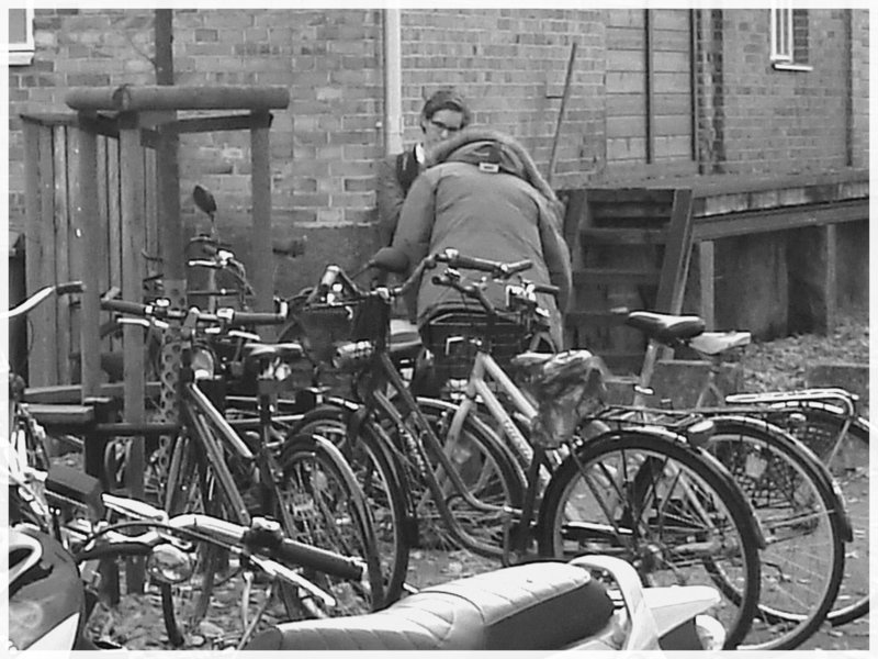 Aire de stationnement pour vélos et scooters /  Train station: Bikes and scooters parking  - Båstad,  Sweden / Suède.  - 20-10-08  - N & B..