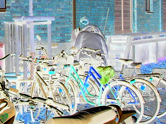 Aire de stationnement pour vélos et scooters /  Train station: Bikes and scooters parking  - Båstad,  Sweden / Suède.  - 20-10-08- Effet de négatif