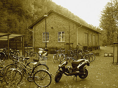 Aire de stationnement pour vélos et scooters /  Train station: Bikes and scooters parking  - Båstad,  Sweden / Suède.  - 20-10-08  - Sepia