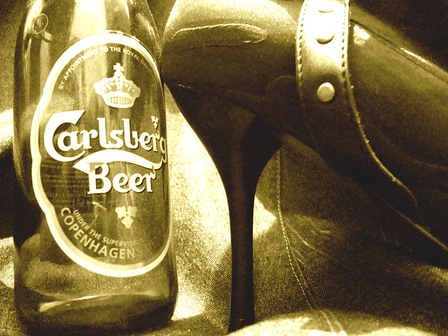 Une fille ..........Carlsberg !  Une bière qui domine jusqu'aux talons !  Sepia