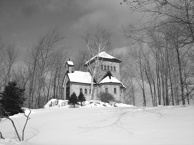 Tour St-Benoit de l'abbaye du même nom -  Région des cantons de l'est au Québec / Février 2009 - B & W