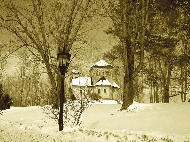 Tour St-Benoit de l'abbaye du même nom -  Région des cantons de l'est au Québec..   Février 2009- Sepia