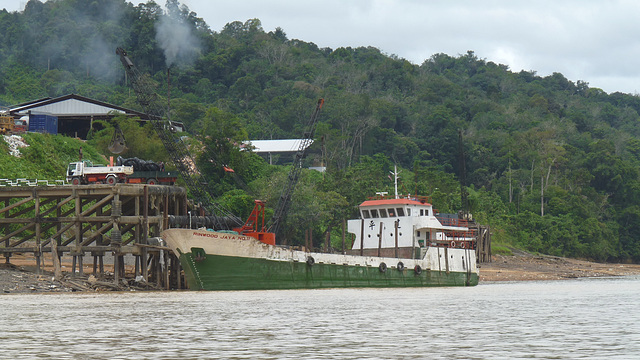 'Rinwood Jaya No.11' Unloading near Kapit