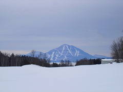Montagne majestueuse et décor hivernal du Québec.  /   Majestic mountain and winter Quebec  scenery  -  Février 2008.