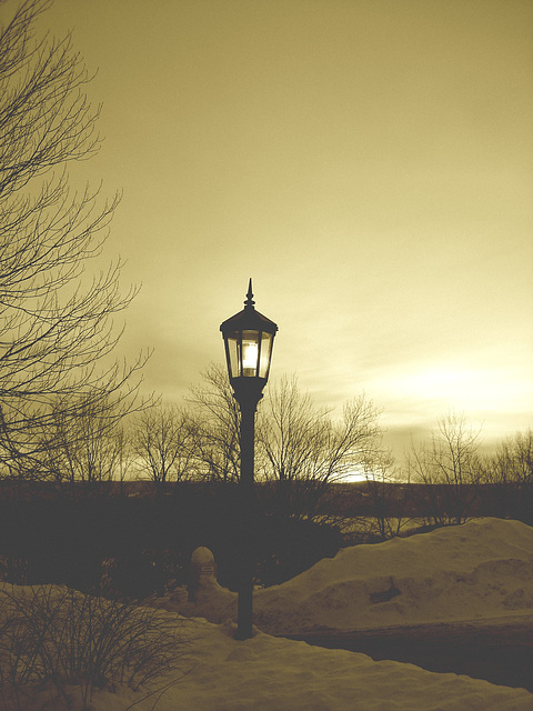 Soleil levant sur l'abbaye de St-Benoit-du-lac - Québec. Canada - 7 février 2009 - Sepia