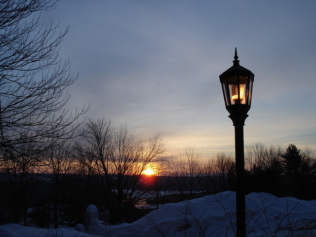 Soleil levant sur l'abbaye de St-Benoit-du-lac - Québec. Canada - 7 février 2009 - Originale