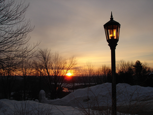 Soleil levant sur l'abbaye - Photo originale avec flash