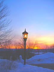 Soleil levant sur l'abbaye de St-Benoit-du-lac - Québec. Canada - 7 février 2009 -  Éclaircie et couleurs ravivées