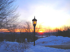 Soleil levant sur l'abbaye de St-Benoit-du-lac - Québec. Canada - 7 février 2009 -  Éclaircie et couleurs ravivées