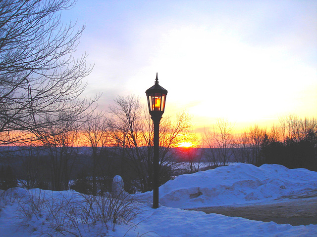 Soleil levant sur l'abbaye de St-Benoit-du-lac - Québec. Canada - 7 février 2009 -  Éclaircie et couleurs ravivées