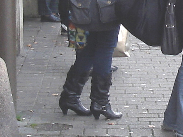 Readhead Swedish Teenager in buckled high-heeled Boots /  Ado Suédoise en bottes sexy -   Helsingborg / Suède- Sweden-  23 octobre 2008.