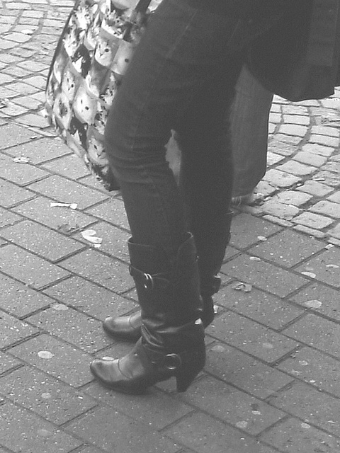 Readhead Swedish Teenager in buckled high-heeled Boots /  Ado Suédoise en bottes sexy -   Helsingborg / Suède- Sweden-  23 octobre 2008.- B & W