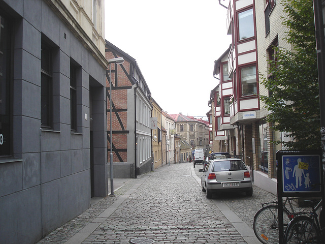 Vue apaisante sur ruelle étroite / Varubelaning narrow street eyesight - Helsinborg / Suède - Sweden.  22 octobre 2008