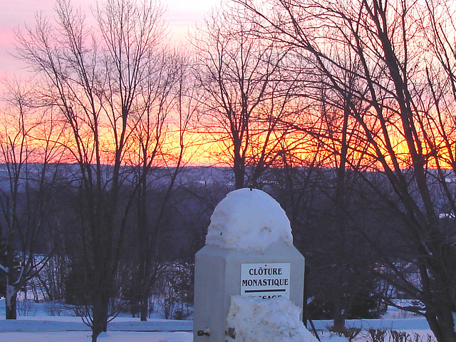 Soleil levant sur l'abbaye de St-Benoit-du-lac - Québec. Canada - 7 février 2009