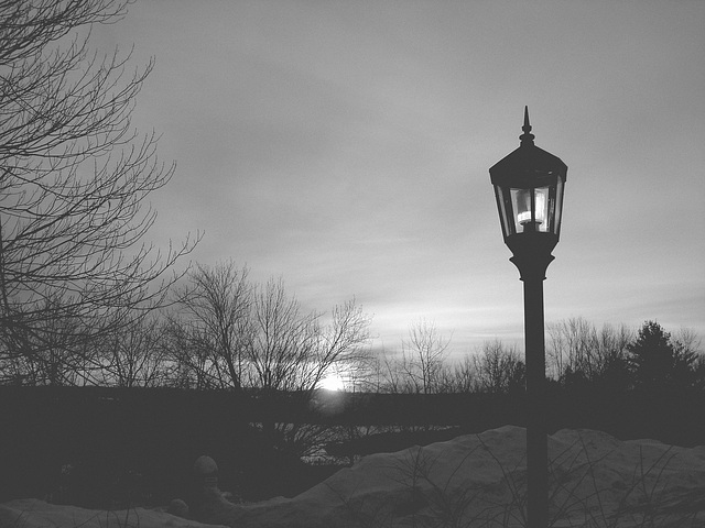 Soleil levant sur l'abbaye de St-Benoit-du-lac - Québec. Canada - 7 février 2009  -  B & W