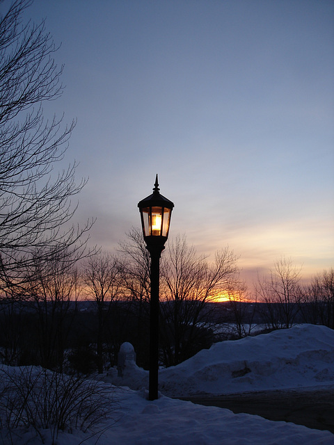 Soleil levant sur l'abbaye de St-Benoit-du-lac - Québec. Canada - 7 février 2009