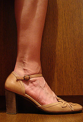 Une fille / A girl -  Cadeau talons hauts d'une amie Ipernity  /  High heels gift from an Ipernity friend   - Version originale