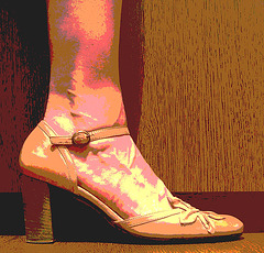 Une fille / A girl -  Cadeau talons hauts d'une amie Ipernity  /  High heels gift from an Ipernity friend  - Postérisation