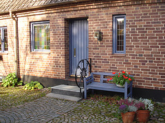 Porte et fenêtres avec un beau banc tout en fleurs /  Door-windows and flowery bench wonder