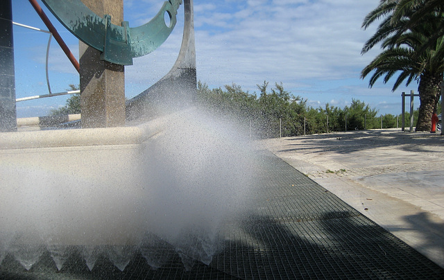 Oeiras, fountain at the Avenue Marginal sidewalk (1)